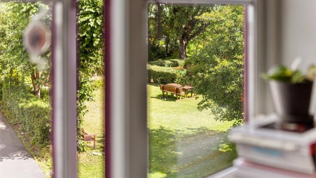Grønne utsyn følger leiligheten gjennom flere av rommene. Den frodige bakgården skaper en sjelden ro, bare minutter fra bylivet.