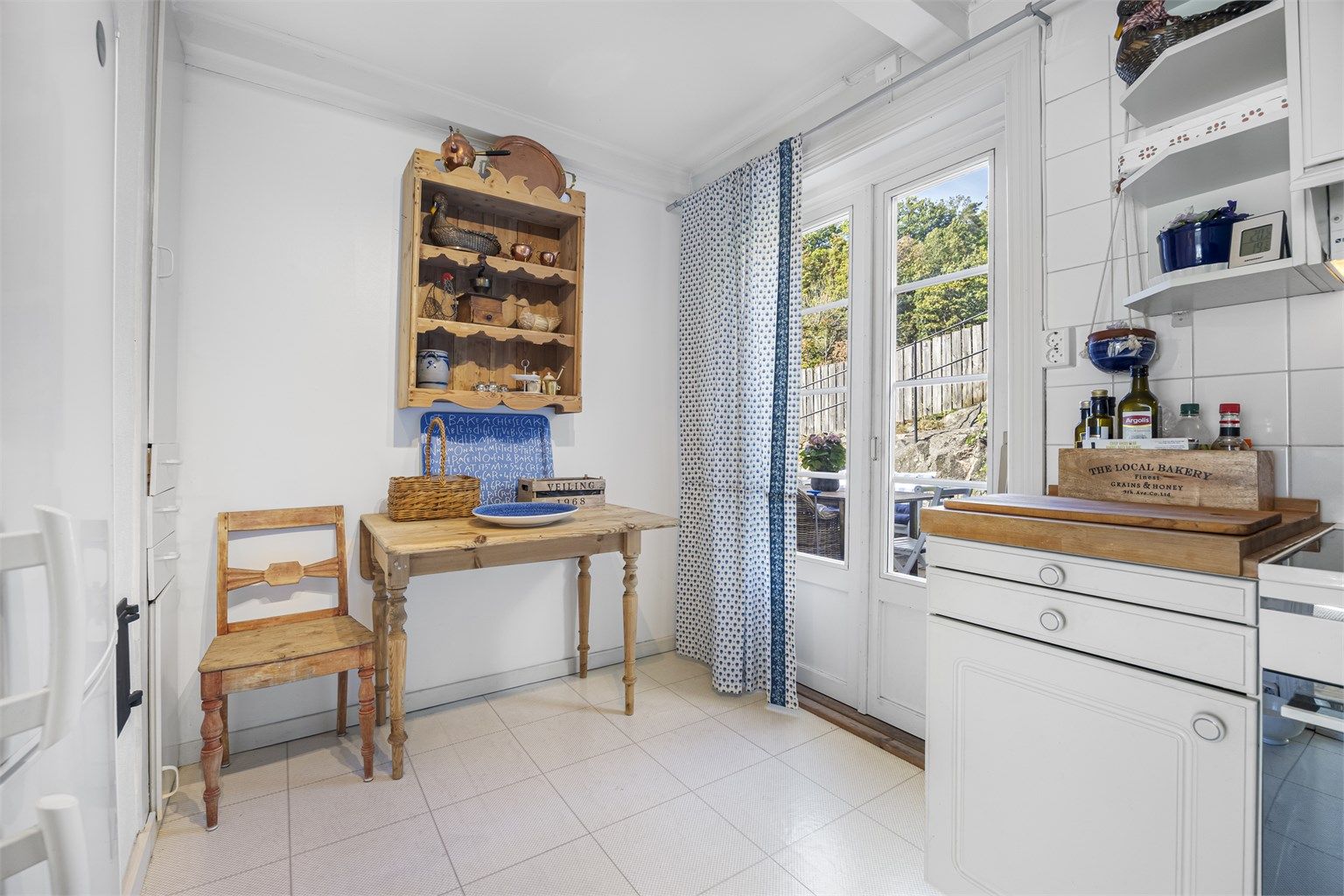 Fra kjøkkenet er det direkte utgang til det hellelagte uteområdet.