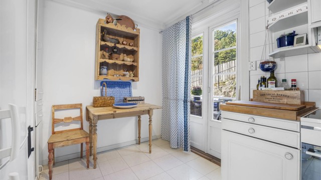 Fra kjøkkenet er det direkte utgang til det hellelagte uteområdet.