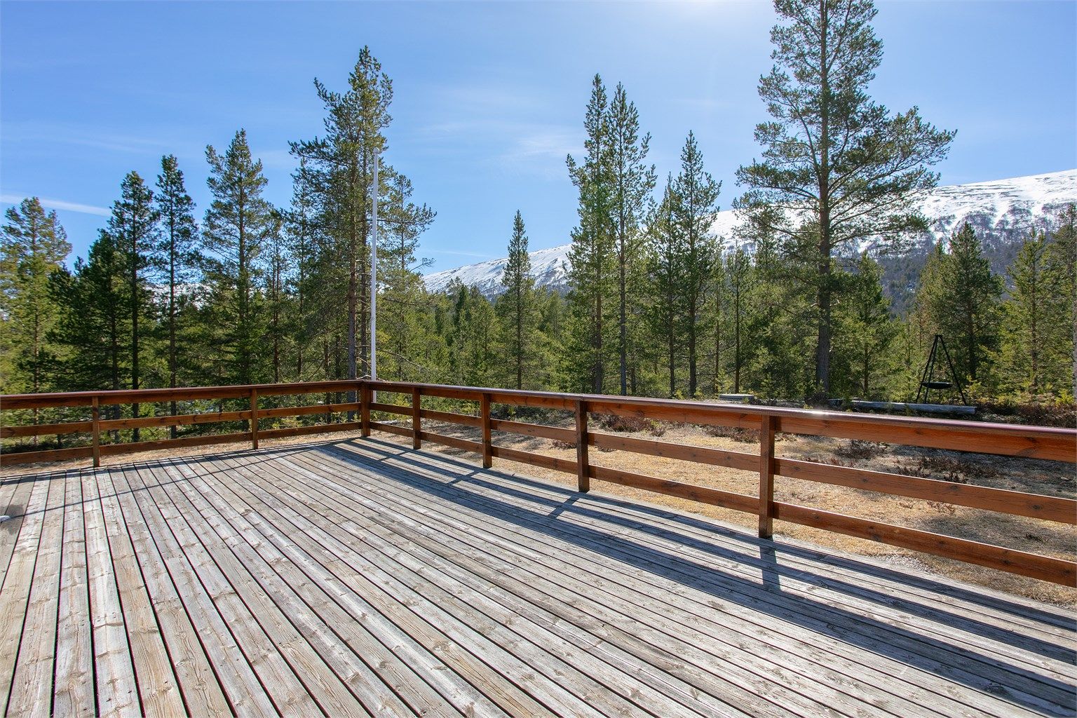 Den store terrassen er et perfekt sted for å nyte de gode solforholdene og utsikten mot fjellene