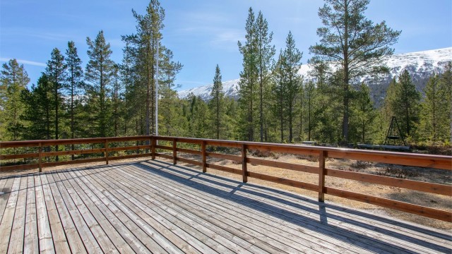 Den store terrassen er et perfekt sted for å nyte de gode solforholdene og utsikten mot fjellene