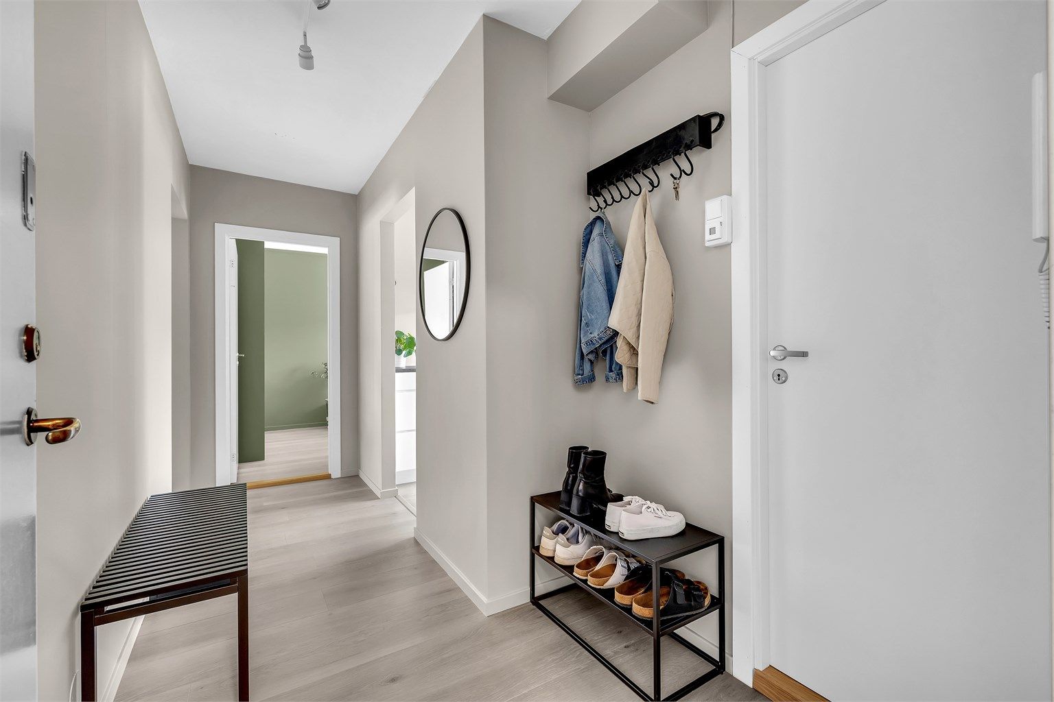 Velkommen inn! Leiligheten har en romslig gang med gode muligheter for å henge av seg yttertøy og sette fra seg sko. 