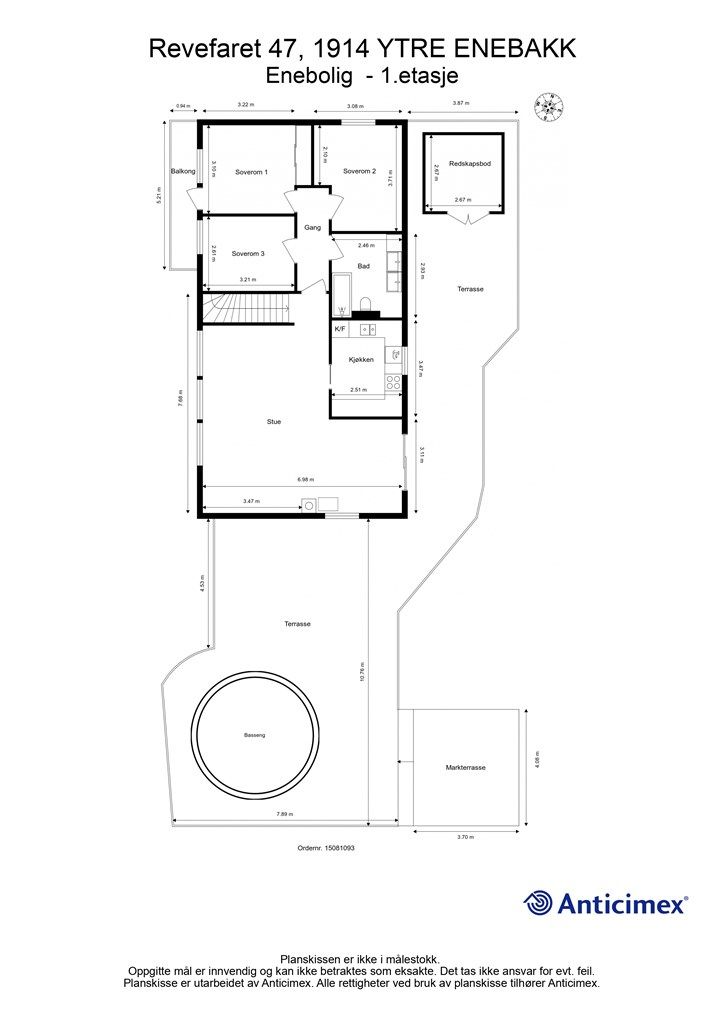 Hovedetasjen har en familievennlig planløsning med stue, kjøkken, tre soverom og bad samlet på ett plan. Fra stuen er det utgang til en svært romslig terrasse med basseng.