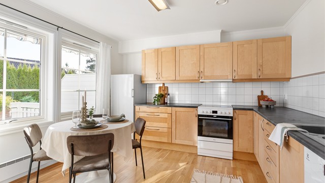 Kjøkken med innredning med glatte fronter og benkeplate med laminert overflate med nedfelt kjøkkenvask