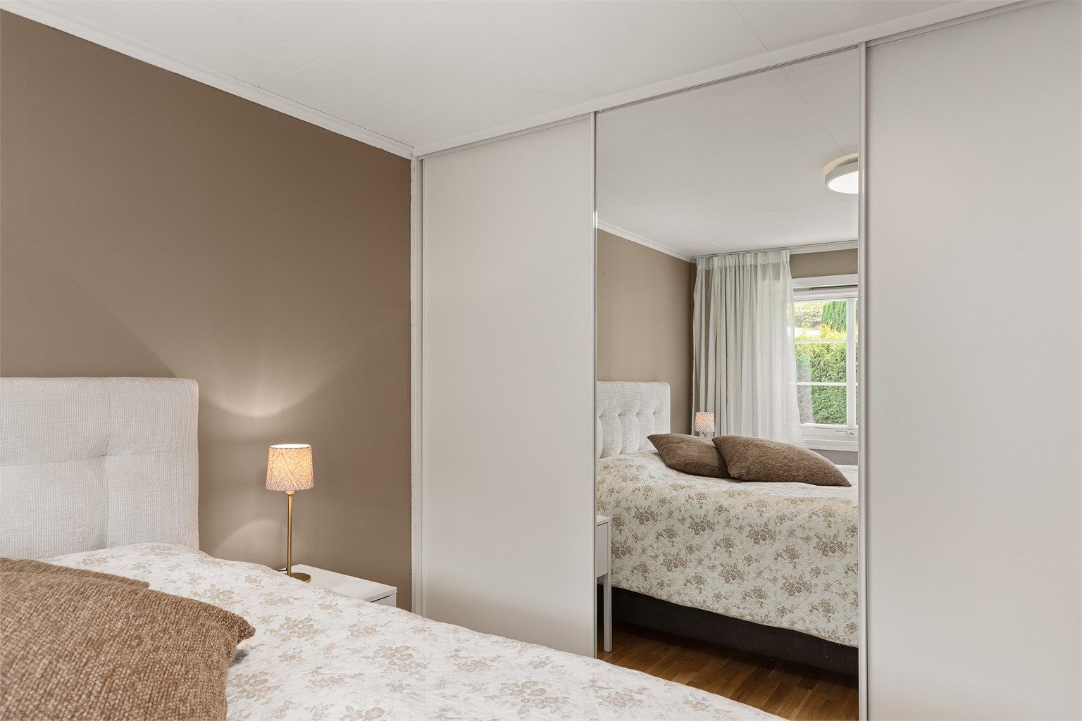 Det er skyvegarderobe i soverom 1