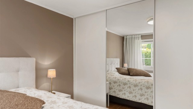 Det er skyvegarderobe i soverom 1