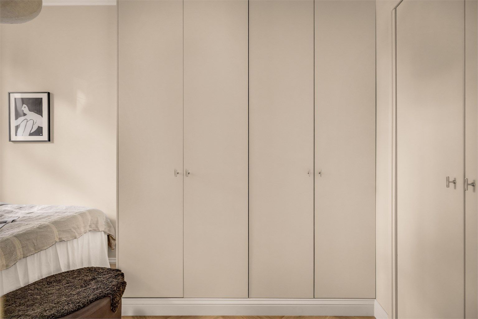 Plassbygde IKEA PAX skap.