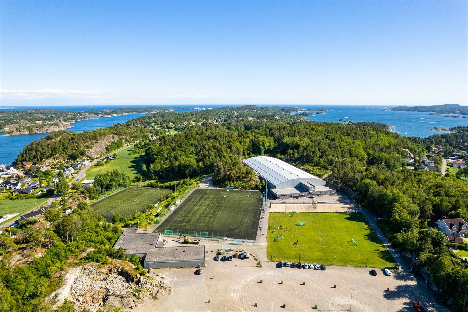 Kariåsen og Sandarhallen ligger ca. 2km unna