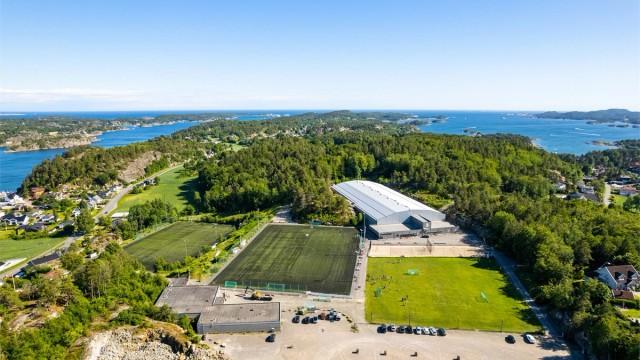 Kariåsen og Sandarhallen ligger ca. 2km unna
