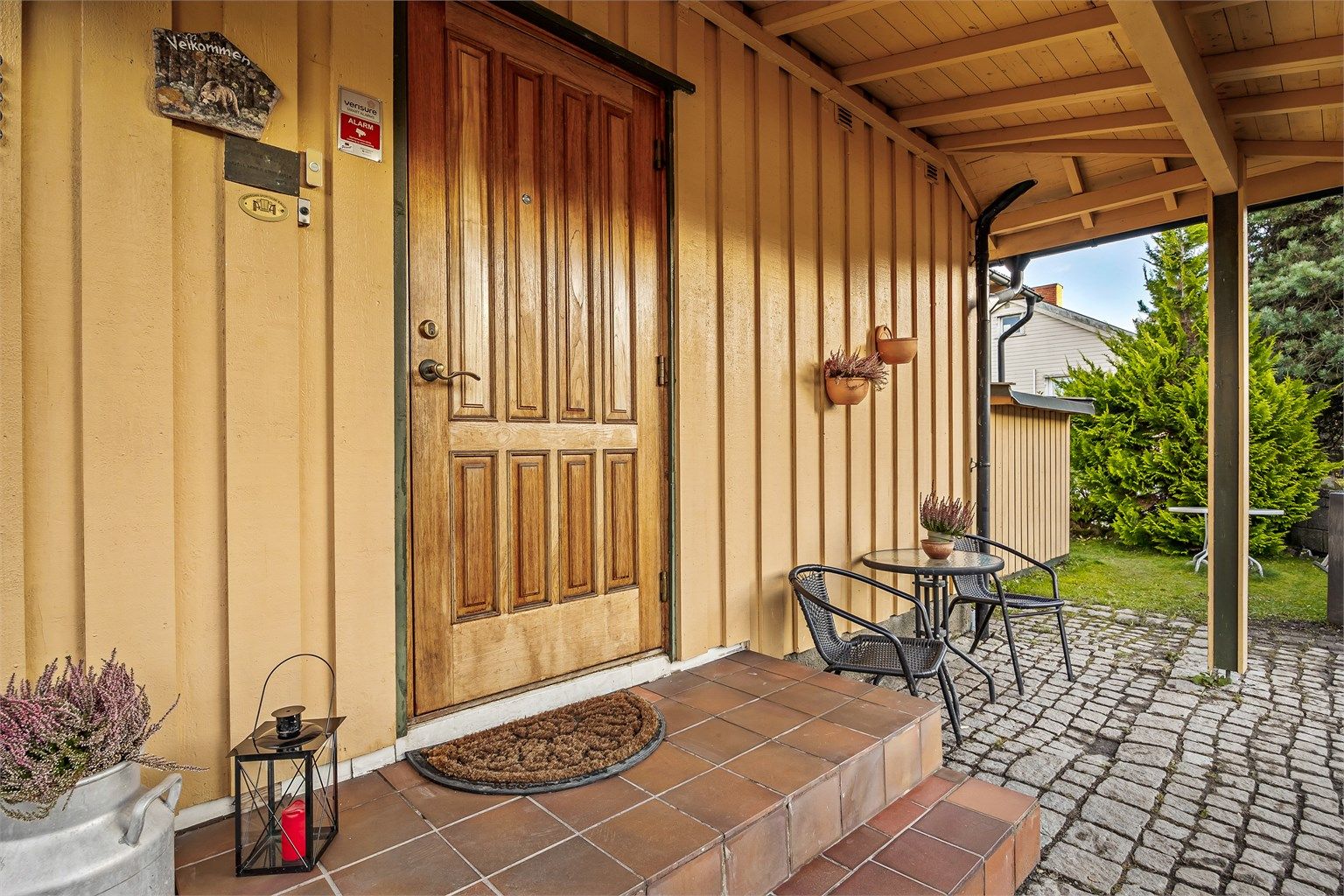 Fra garasjen/gårdsplassen er det adkomst til boligens overbygde inngangsparti i 1. etasje