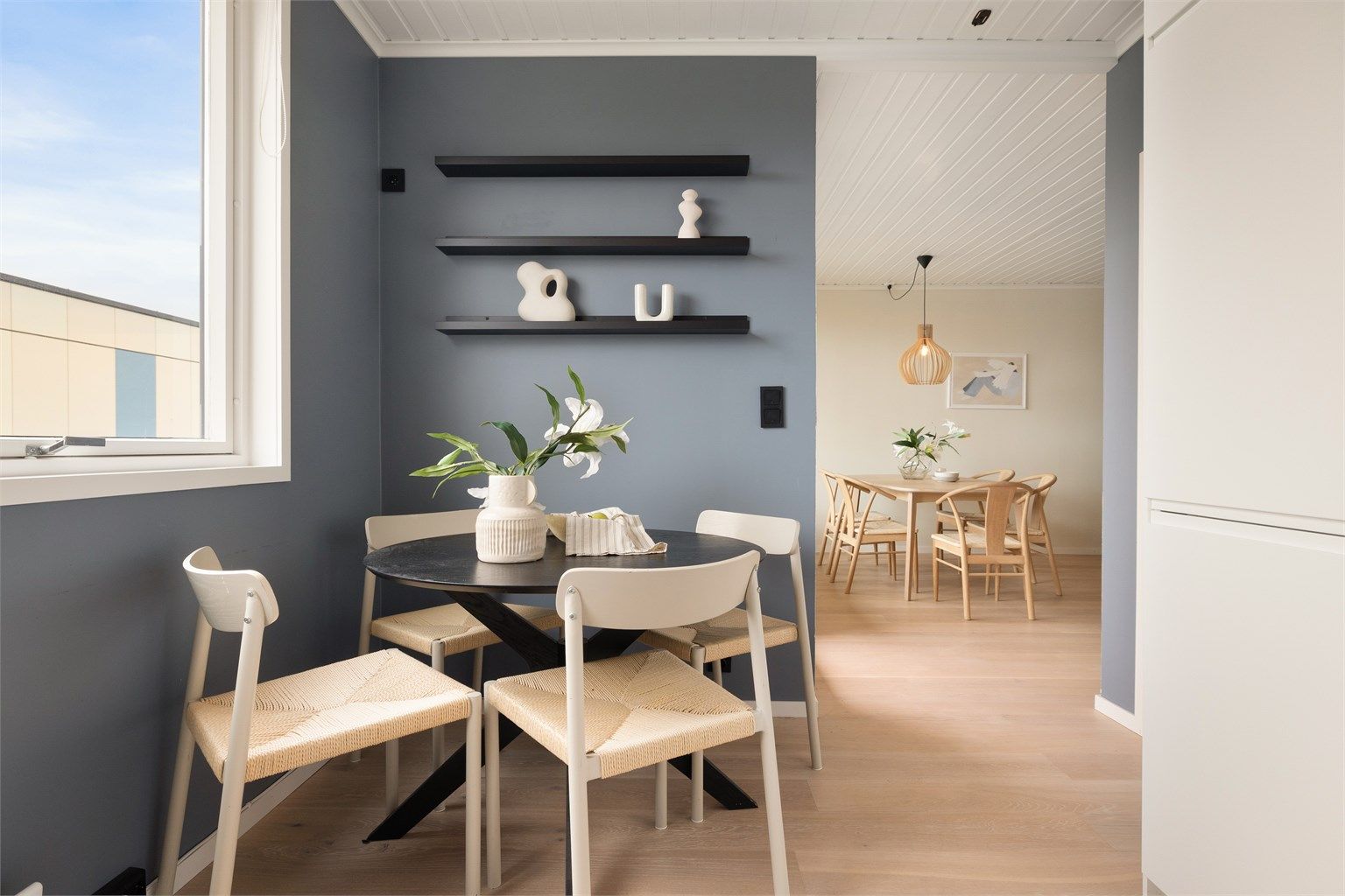 En hyggelig spiseplass ved kjøkkenvinduet for de raske måltidene.