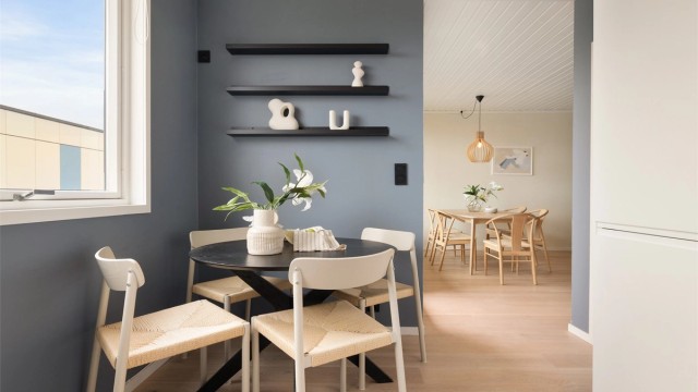 En hyggelig spiseplass ved kjøkkenvinduet for de raske måltidene.