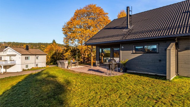 Her ligger alt til rette for hyggelige stunder utendørs.