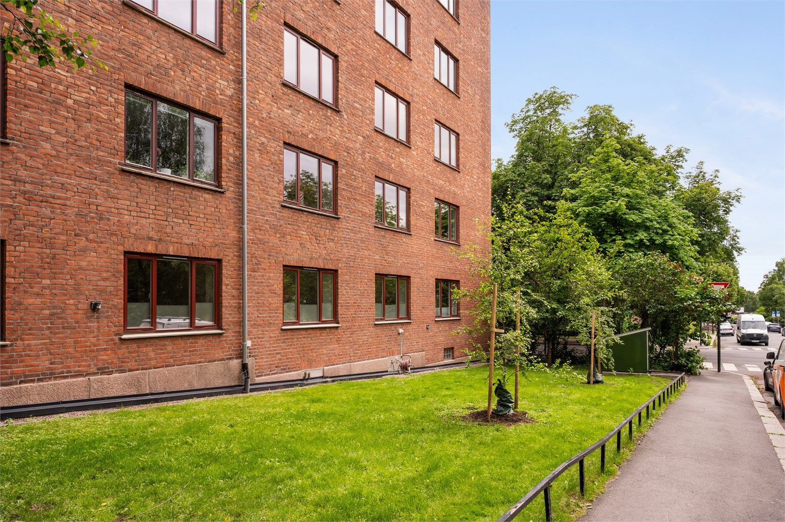 Fasade med forhave mot Hafrsjordgata 