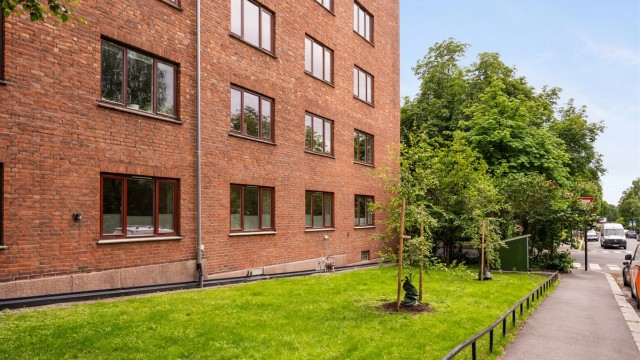 Fasade med forhave mot Hafrsjordgata