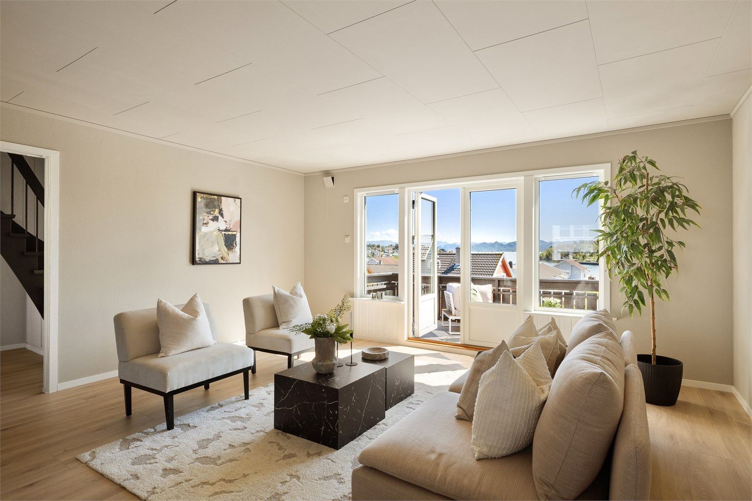 Hele etasjen er overflateoppusset med nytt en-stavs gulv og malte overflater. 