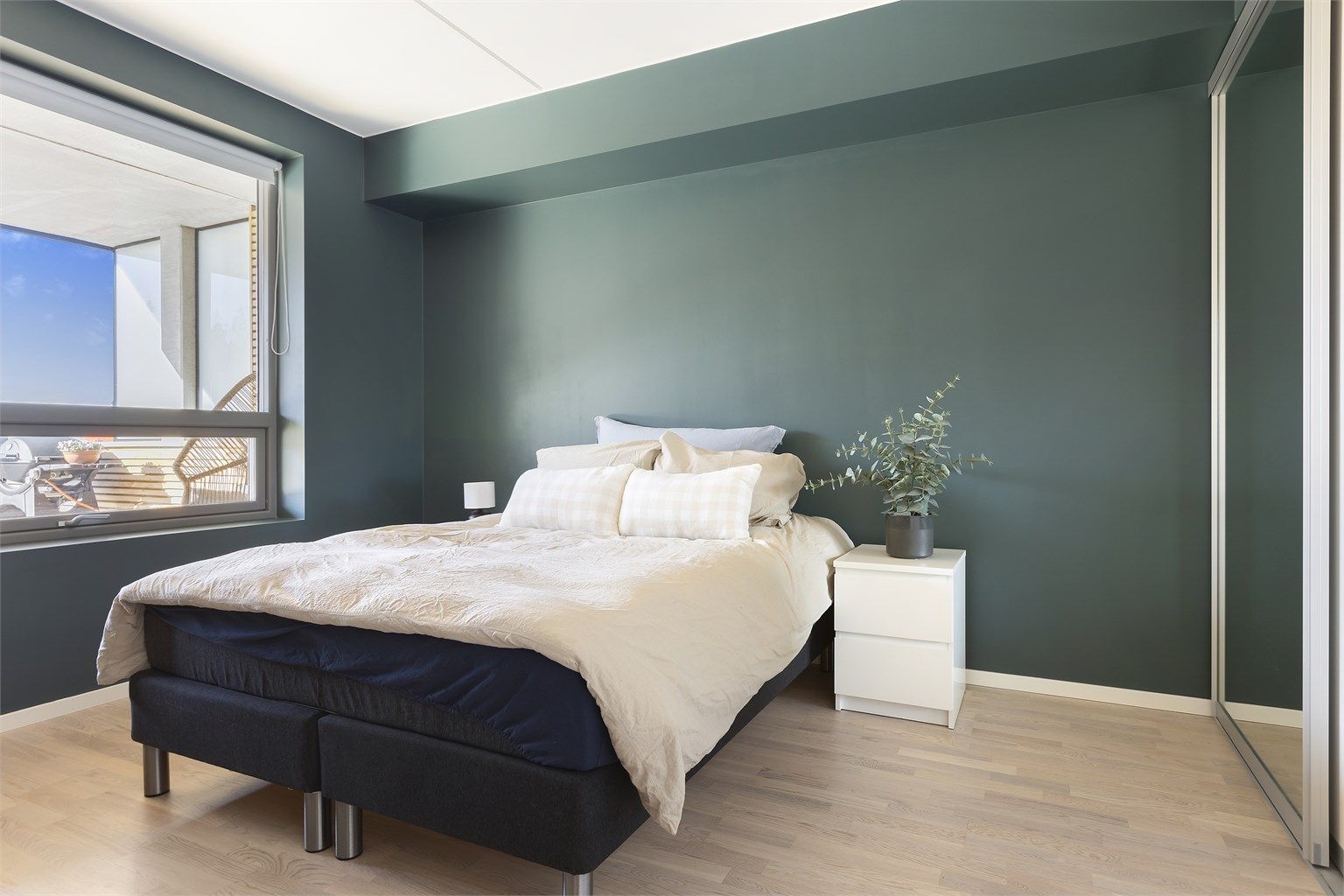 Soverommet har skyvedørsgarderobe/walk in med speilfronter og det er plass til dobbeltseng, samt nattbord.