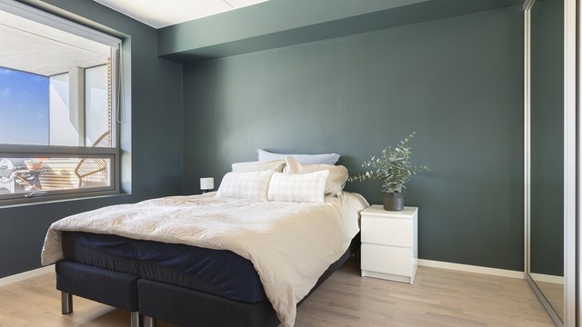 Soverommet har skyvedørsgarderobe/walk in med speilfronter og det er plass til dobbeltseng, samt nattbord.