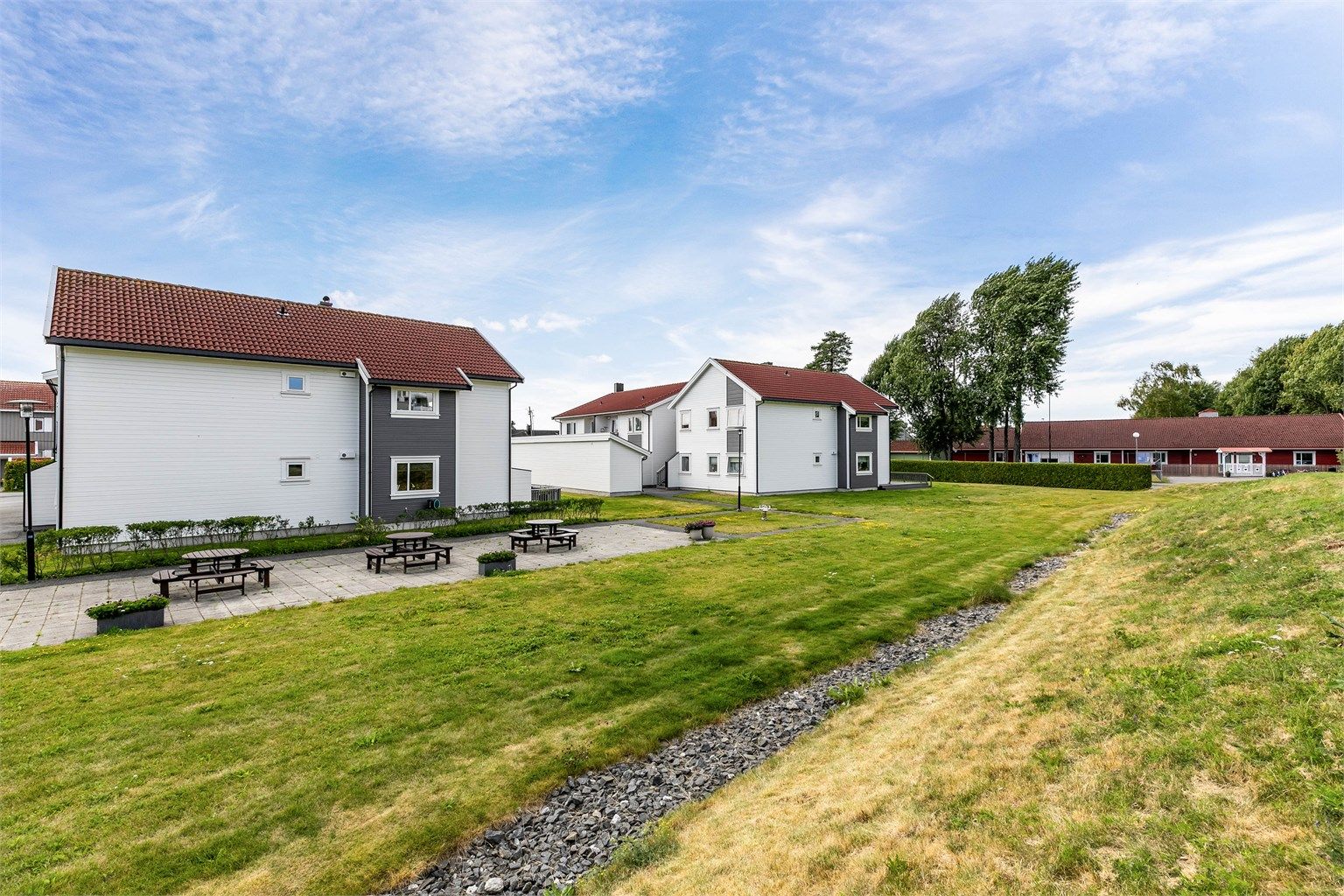 På fellesarealene er det flere sittegrupper, lekeplass og store plener med masse tumleplass.