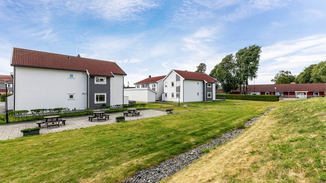 På fellesarealene er det flere sittegrupper, lekeplass og store plener med masse tumleplass.