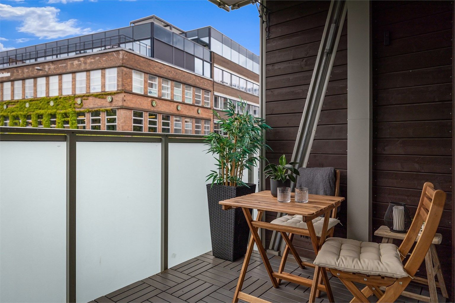 Det er plass til sittegruppe og grill (ikke tillatt med kullgrill)