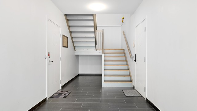 Felles trappegang og inngangsparti i firemannsboligen.