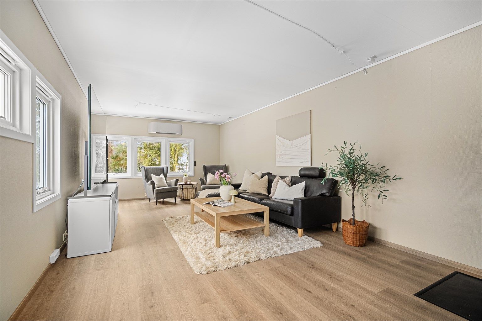 Lys og luftig stue med god plass til møblement.