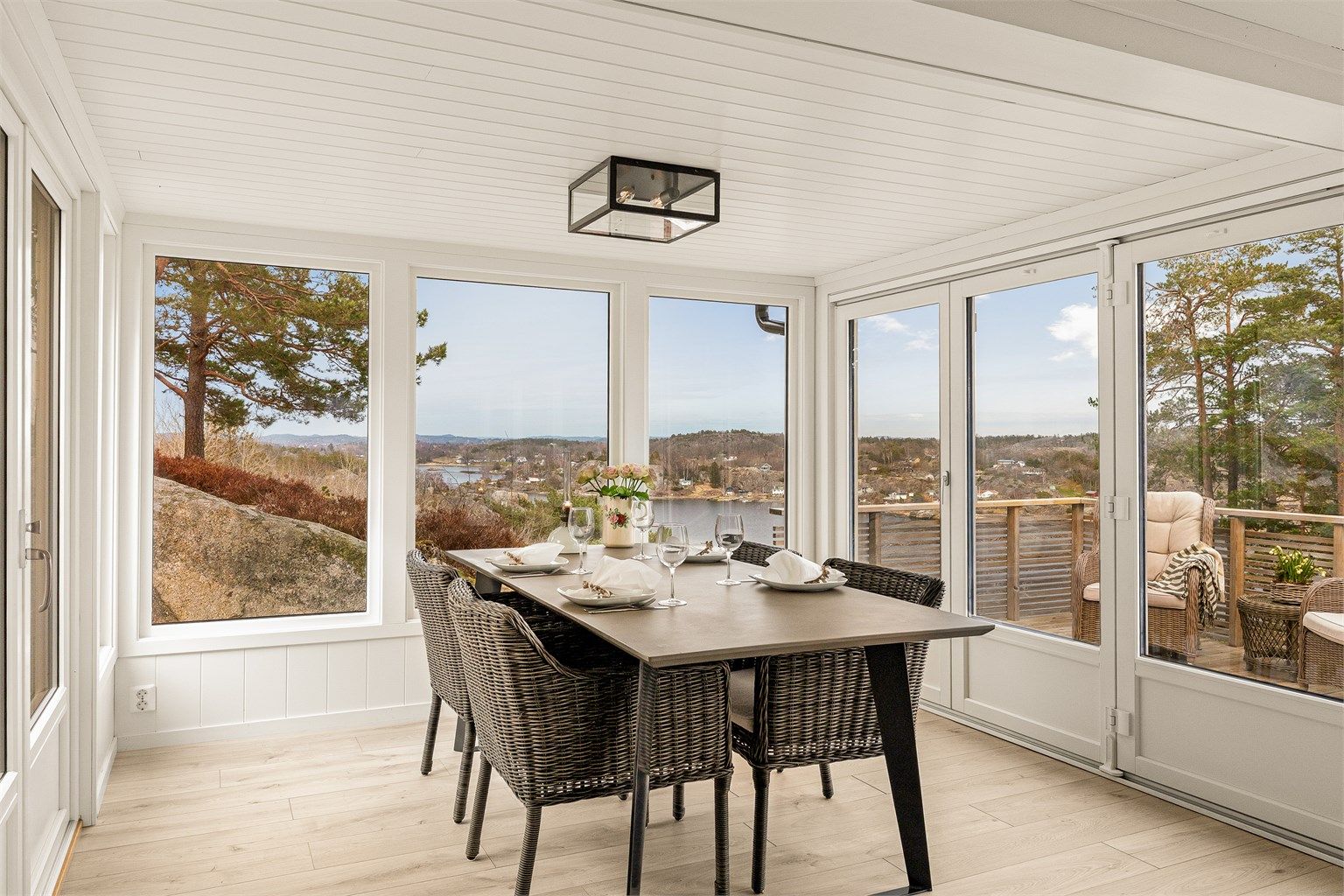Stuen og spisestuen ligger i åpen løsning. Det er rikelig med plass til spisebord.