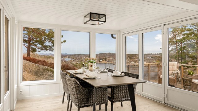 Stuen og spisestuen ligger i åpen løsning. Det er rikelig med plass til spisebord.