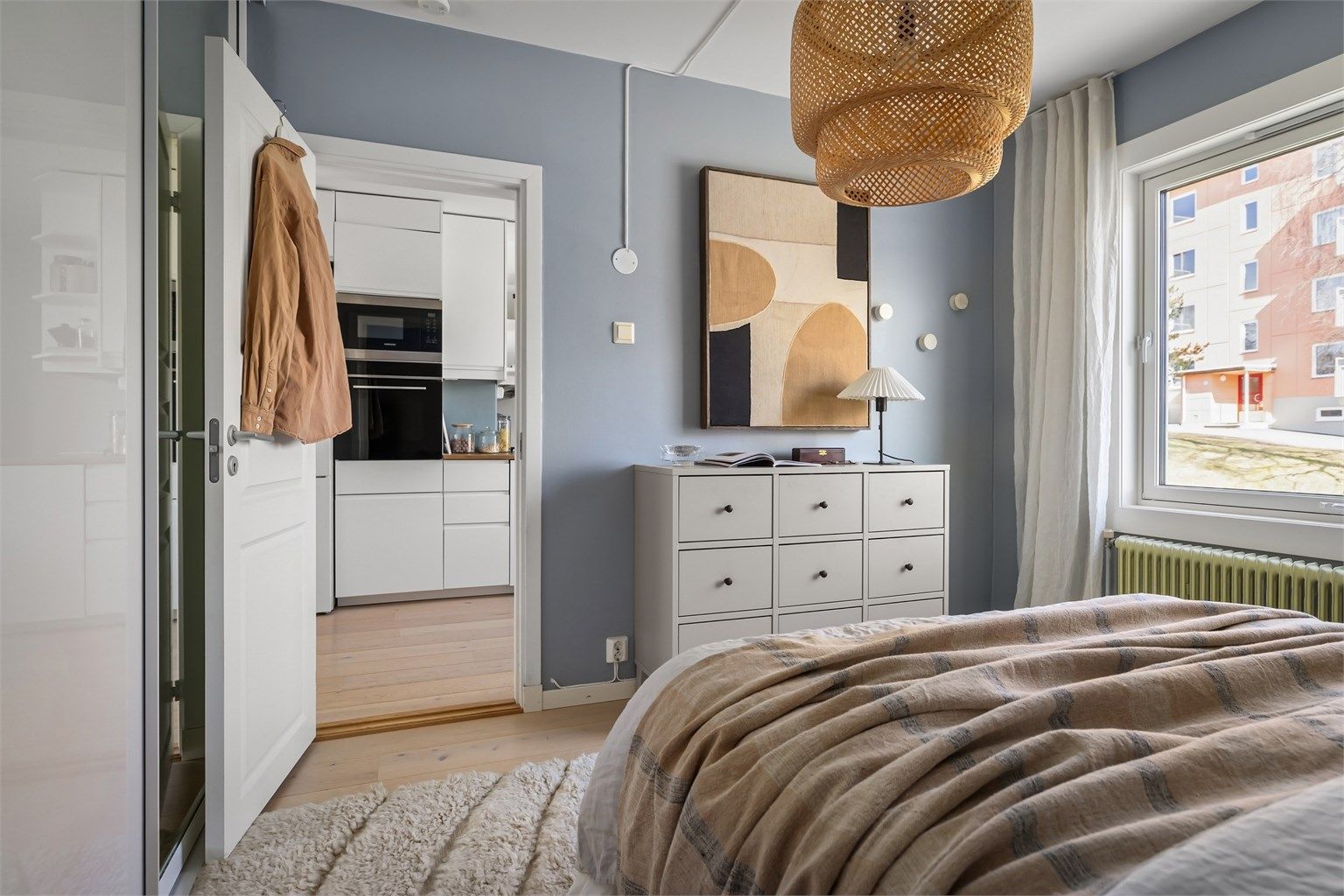 På gulvet er det  lys og moderne enstavs eikeparkett