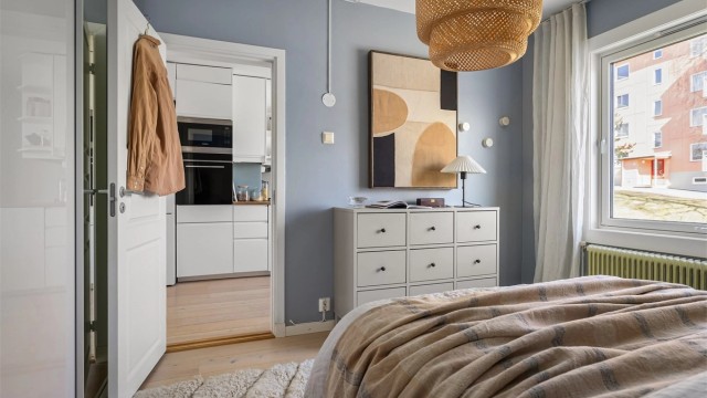 På gulvet er det lys og moderne enstavs eikeparkett
