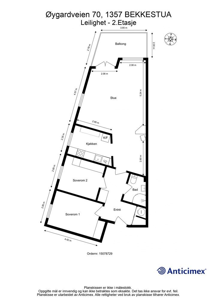Planløsningen fordeler seg over entré, to soverom, bad, kjøkken og stue. To boder på totalt 8 m² medfølger.