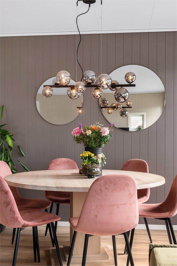 Den åpne planløsningen gir god plass til en hyggelig spiseplass i tilknytning til både kjøkken og stue.