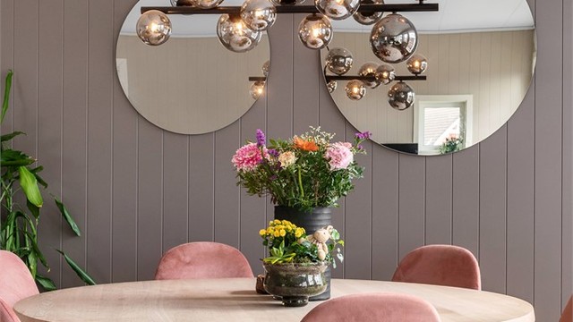 Den åpne planløsningen gir god plass til en hyggelig spiseplass i tilknytning til både kjøkken og stue.