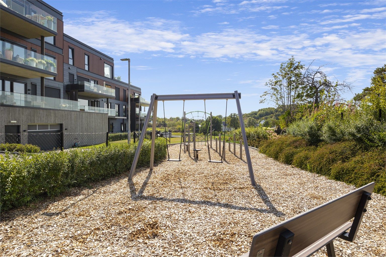 Lekeplassen er et hyggelig samlingspunkt for nabolagets barn.