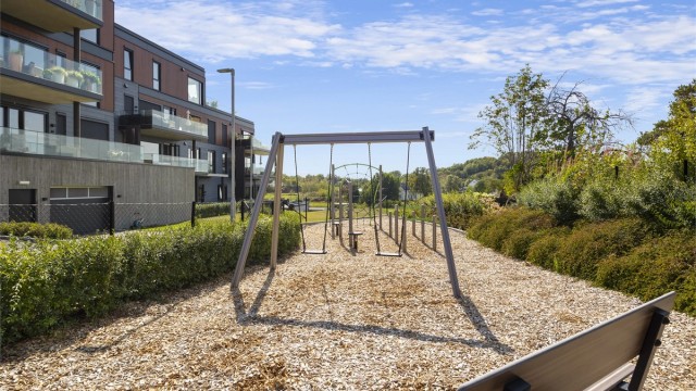 Lekeplassen er et hyggelig samlingspunkt for nabolagets barn.