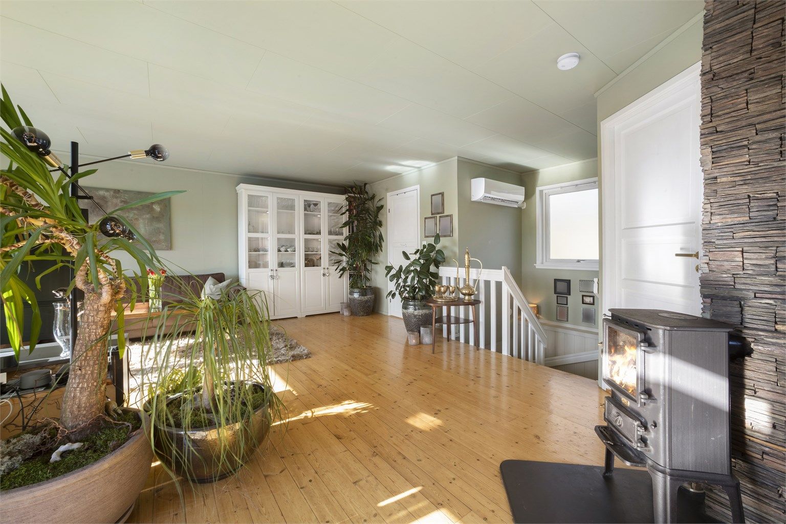 En vedovn gir ekstra varme og hygge, supplert av en nyere varmepumpe fra 2023.