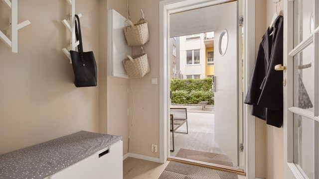 Plass til å henge fra seg yttertøy og sko i medfølgende garderobeløsninger