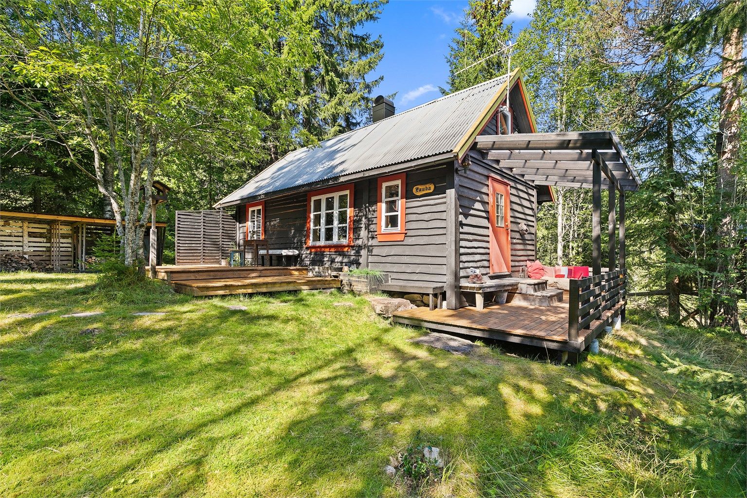 Fasade bygg 1 Leuba heter hytten Eldre laftet hytte opprinnelig satt opp en gang på 1909 tallet. 