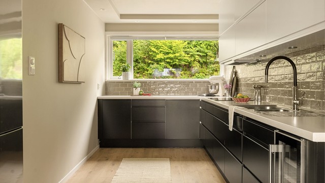 - Moderne kjøkkeninnredning fra 2015, plass til et mindre spisebord hvor frokosten kan serveres -