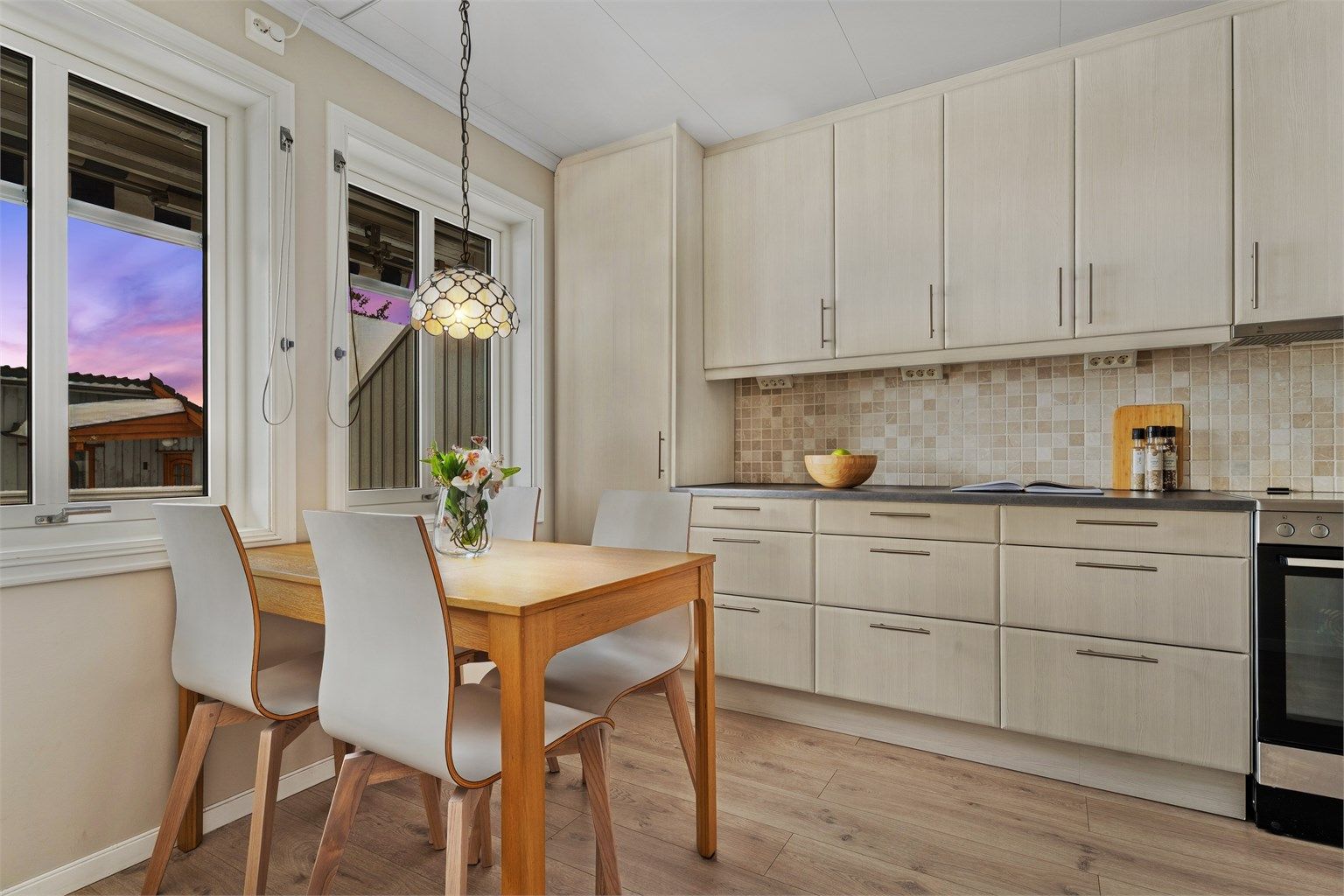 Kjøkken med spiseplass. Tidløs og fin innredning.