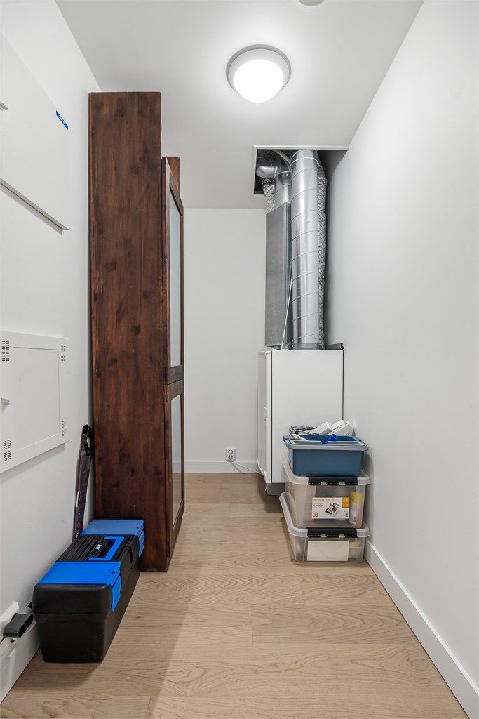 Leiligheten har balansert ventilasjonsanlegg og vannbåren gulvvarme i alle rom.