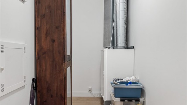 Leiligheten har balansert ventilasjonsanlegg og vannbåren gulvvarme i alle rom.