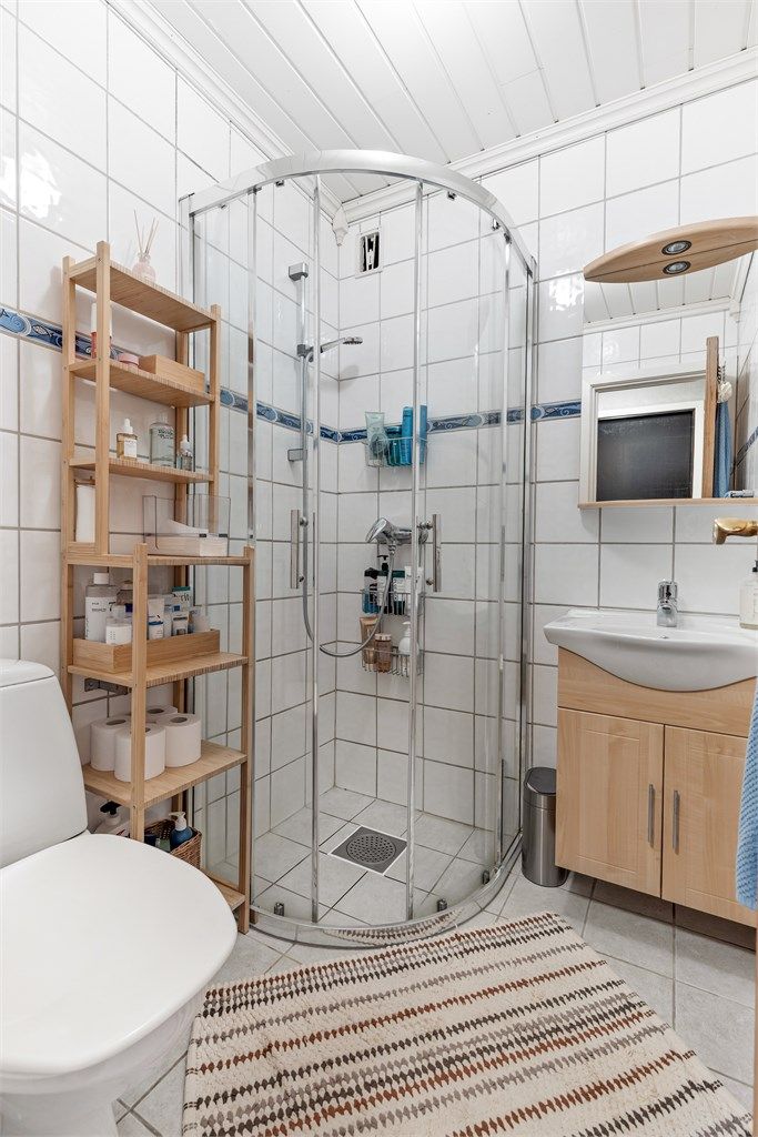 Badet er fra byggeår (1985) og har både gulvvarme og opplegg for vaskemaskin