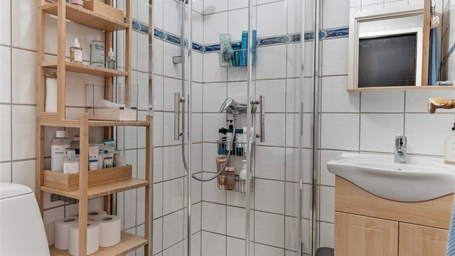 Badet er fra byggeår (1985) og har både gulvvarme og opplegg for vaskemaskin