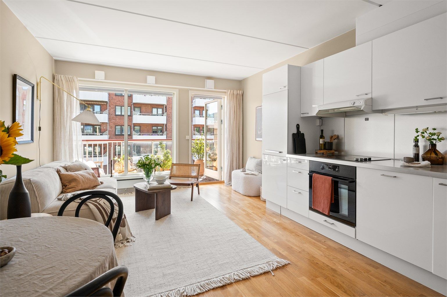 Lekker stue i åpen løsning med kjøkkenet. 