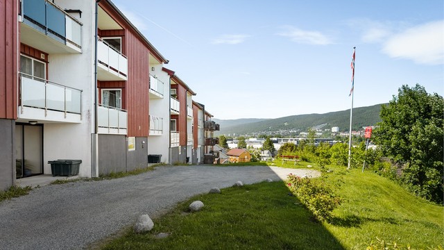 Felles inngangsparti med dørcallingsystem og videre trappeadkomst til leilighetens etasjeplan.