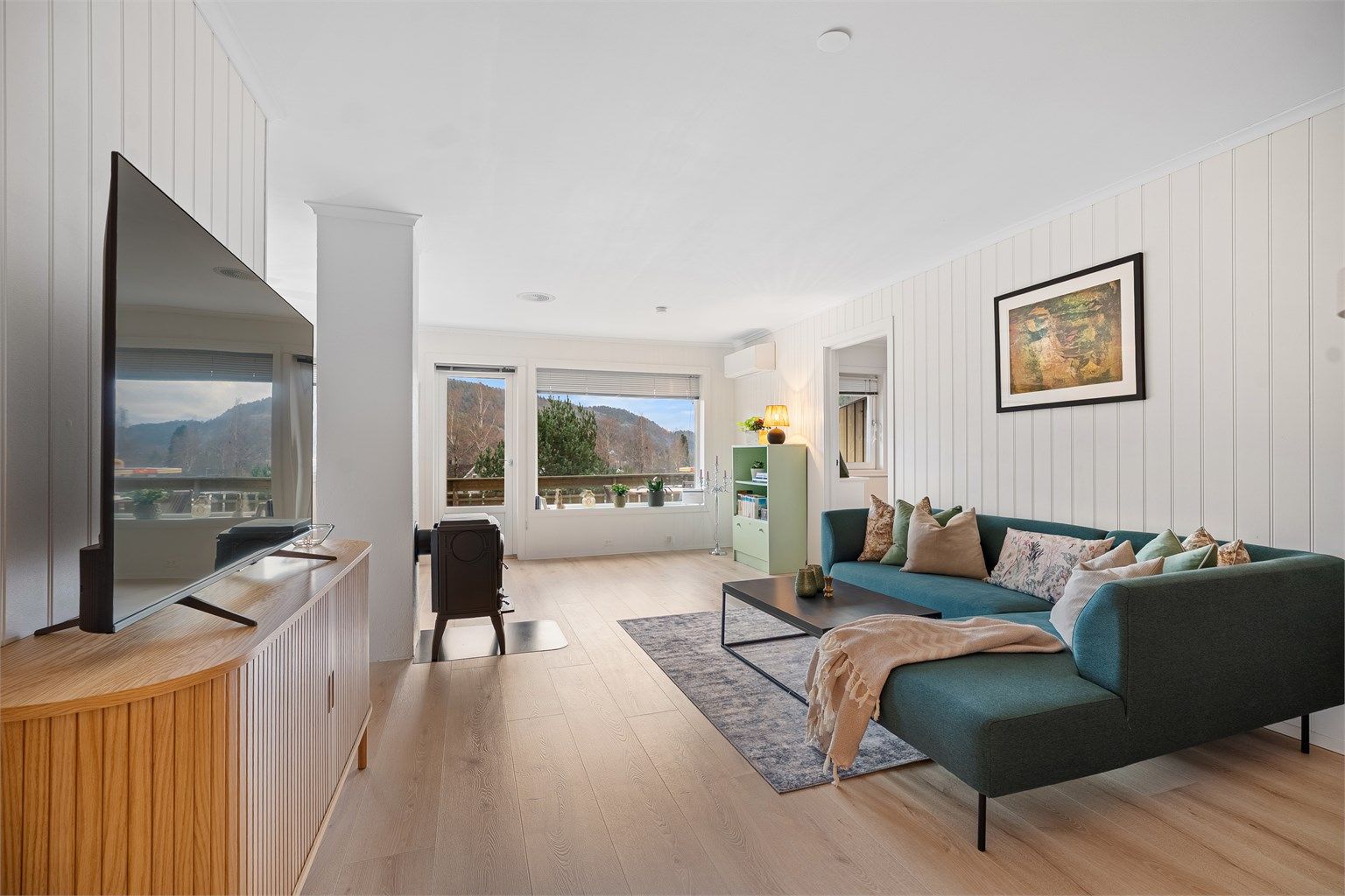 Det er gode vindusflater i boligen som gir et flott naturlig lys. Av varmekilder har du både tilgang til peis og varmepumpe. 