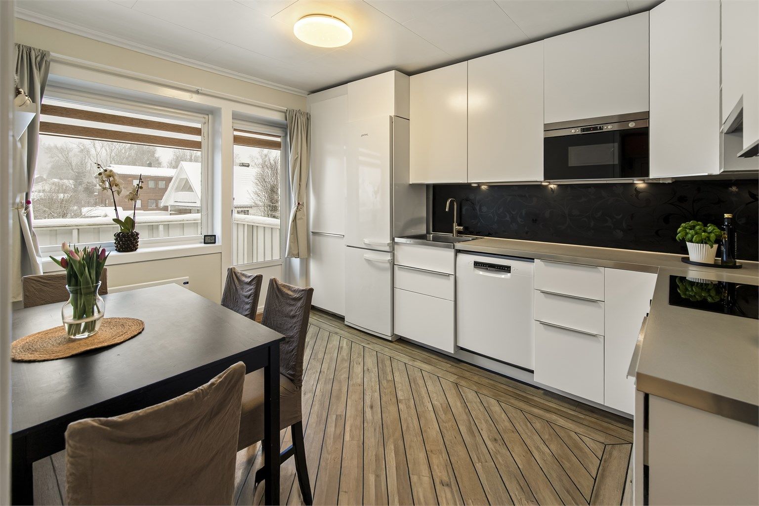 Separat kjøkken med god plass.