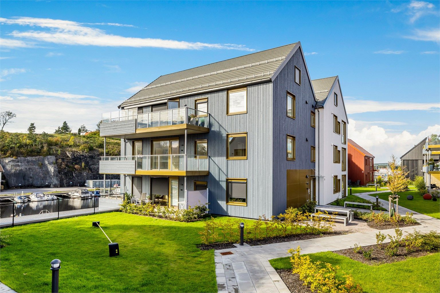 Bygget sett fra sørøst. Det er velholdte og pene fellesarealer.